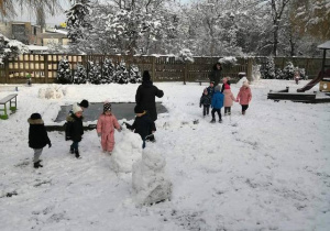 Dzieci obserwują ślady na śniegu
